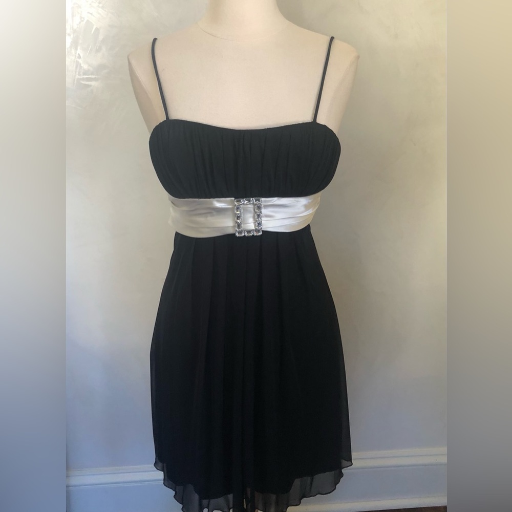 City triangles black pullover formal strap dress w/white satin sash Size Medium